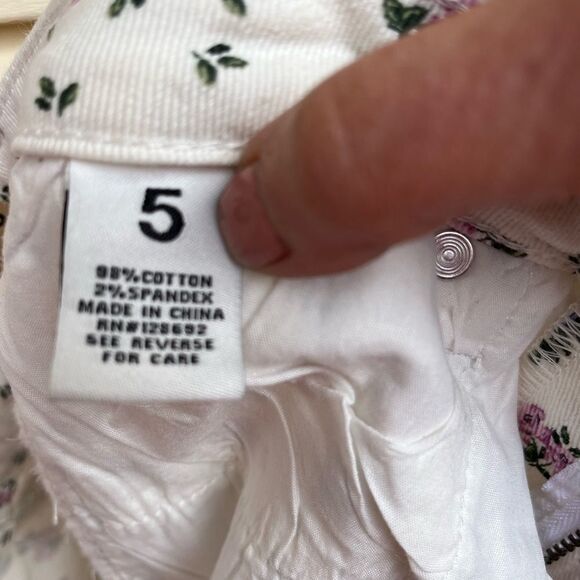 Madden NYC white floral print brand new denim distressed shorts, size 5 - Picture 5 of 12